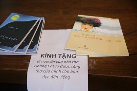 Gia đình tặng thơ cho người đến viếng nhà thơ Hoàng Cát