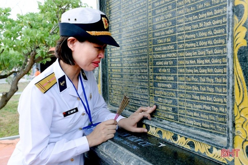 Thiếu tá Lê Thị Minh Thủy tới thăm khu tưởng niệm các chiến sĩ Gạc Ma và xúc động lần tìm tên cha trên bia khu mộ gió. Ảnh Lê Minh Thể.