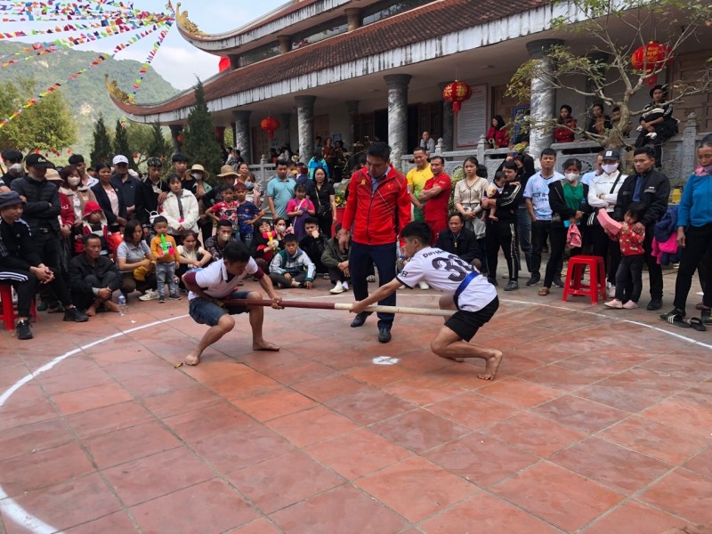 Môn thể thao dân tộc đẩy gậy tại Lễ hội Chùa Tiên (Lạc Thuỷ - Hoà Bình) Ảnh: V.T