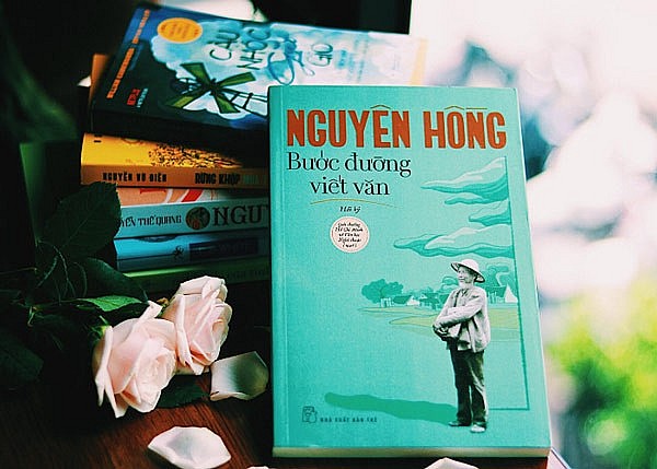 nha van nguyen hong tuy ngheo tung nhung rat hao phong khi mua sach