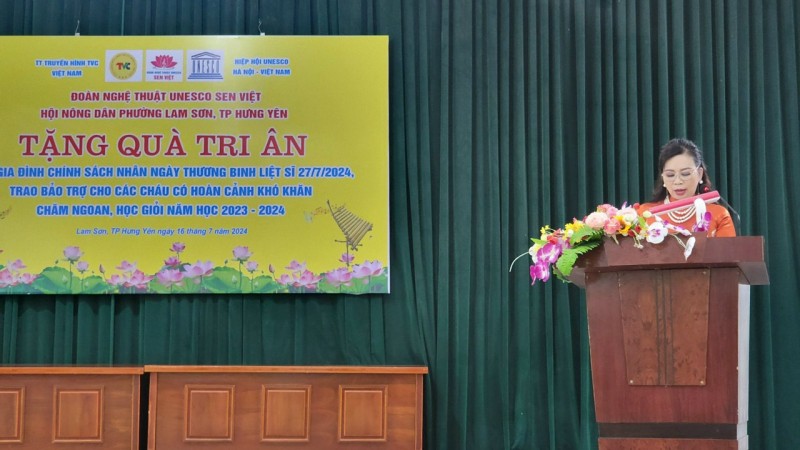 Đoàn Nghệ thuật UNESCO Sen Việt tặng quà tri ân dịp 27/7