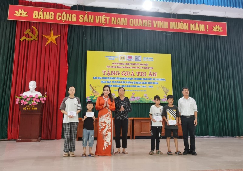 Đoàn Nghệ thuật UNESCO Sen Việt tặng quà tri ân dịp 27/7