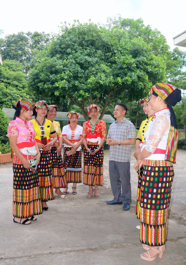 Dược sỹ CKII Bùi Hồng Thủy, Chi cục trưởng Chi cục Dân số - KHHGĐ cung cấp thông tin về công tác dân số và phát triển cho đội ngũ cán bộ dân số xã thuộc huyện miền núi Như Thanh tỉnh Thanh Hóa