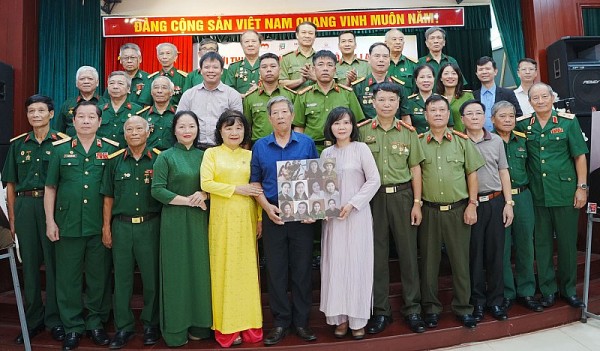 trao tang bao tang phu nu viet nam di anh phuc dung chan dung liet si