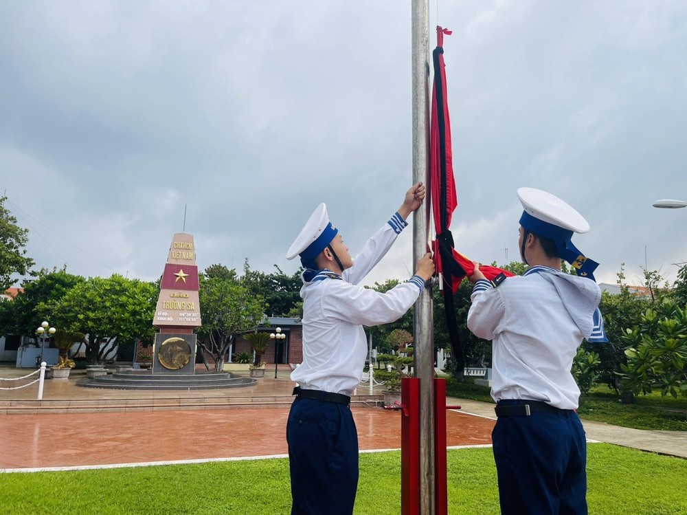 Từ đảo xa, cán bộ chiến sĩ Trường Sa treo cờ rủ tưởng nhớ Tổng Bí thư