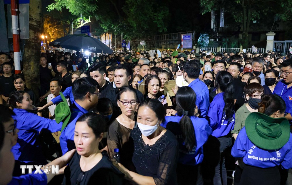 Hàng vạn người dân xếp hàng trong đêm vào viếng Tổng Bí thư Nguyễn Phú Trọng