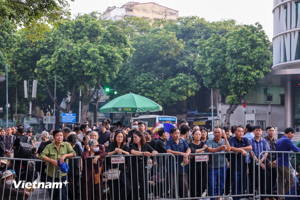 Ngày Quốc tang thứ 2: Người dân xếp hàng từ 2 giờ sáng chờ viếng Tổng Bí thư