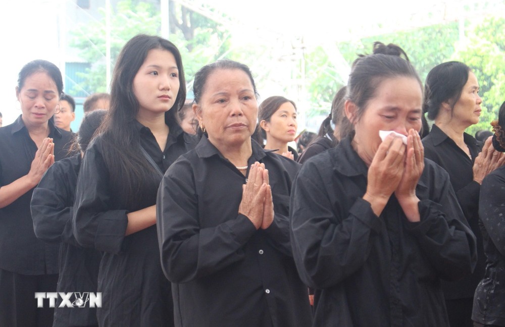 Người dân trào dâng nước mắt tiễn đưa Tổng Bí thư Nguyễn Phú Trọng