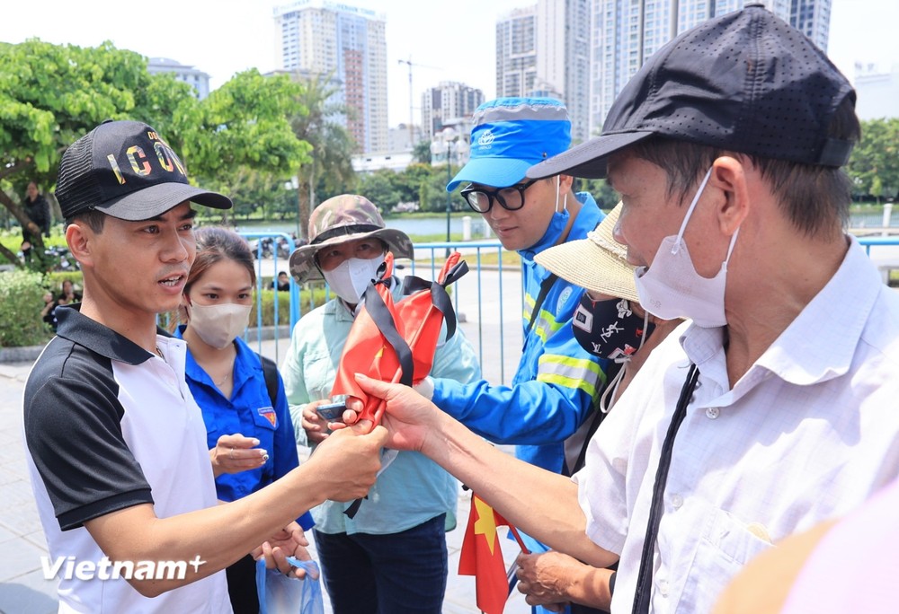 Người dân đội nắng chờ tiễn biệt Tổng Bí thư tại Nghĩa trang Mai Dịch