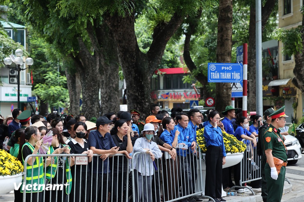 Người dân chờ tiễn biệt Tổng Bí thư Nguyễn Phú Trọng về nơi an nghỉ cuối cùng