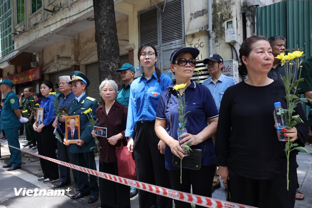 Người dân chờ tiễn biệt Tổng Bí thư Nguyễn Phú Trọng về nơi an nghỉ cuối cùng