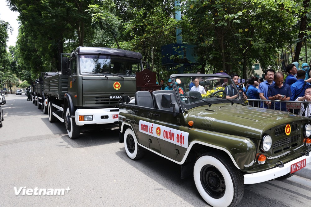 Người dân chờ tiễn biệt Tổng Bí thư Nguyễn Phú Trọng về nơi an nghỉ cuối cùng