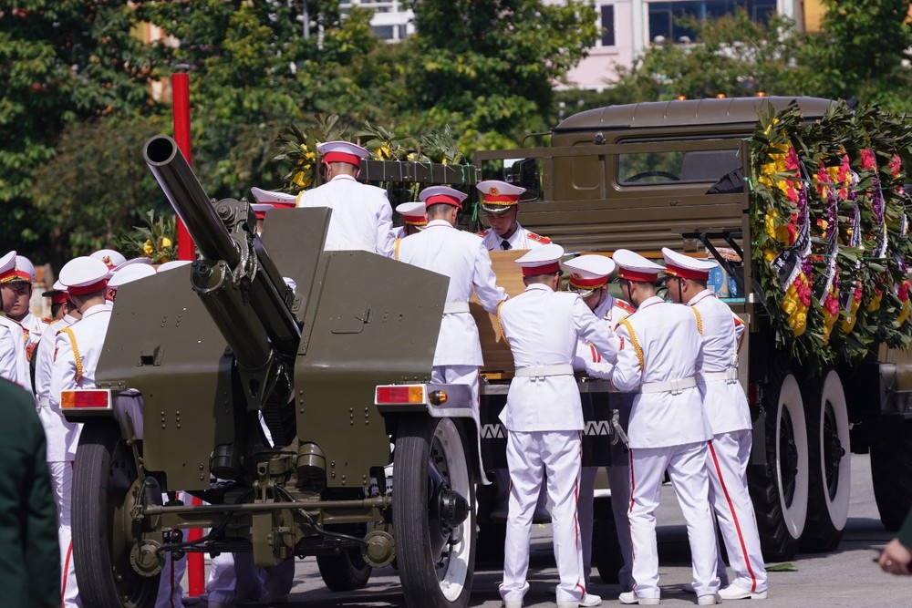 Người dân hát Quốc ca và hô vang &quot;Tổng Bí thư muôn năm&quot; vào giờ phút tiễn biệt