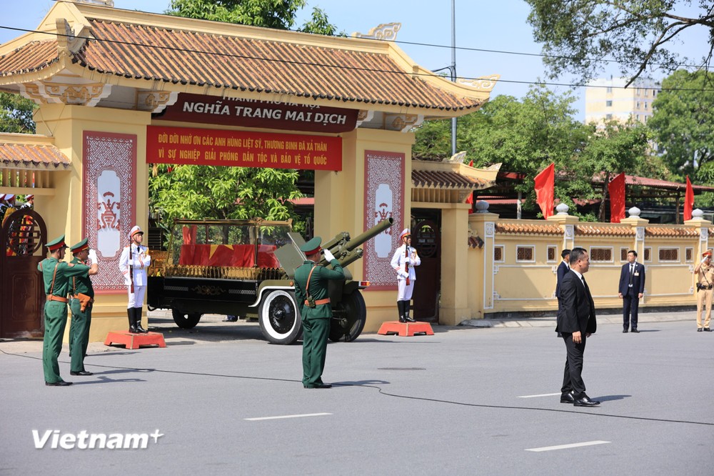 Người dân hát Quốc ca và hô vang &quot;Tổng Bí thư muôn năm&quot; vào giờ phút tiễn biệt