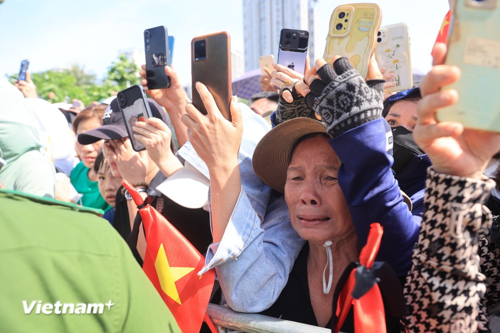 Người dân hát Quốc ca và hô vang &quot;Tổng Bí thư muôn năm&quot; vào giờ phút tiễn biệt