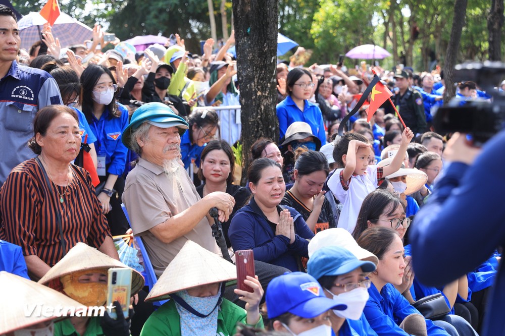 Người dân hát Quốc ca và hô vang &quot;Tổng Bí thư muôn năm&quot; vào giờ phút tiễn biệt