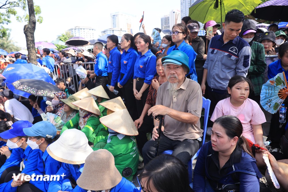 Người dân hát Quốc ca và hô vang &quot;Tổng Bí thư muôn năm&quot; vào giờ phút tiễn biệt