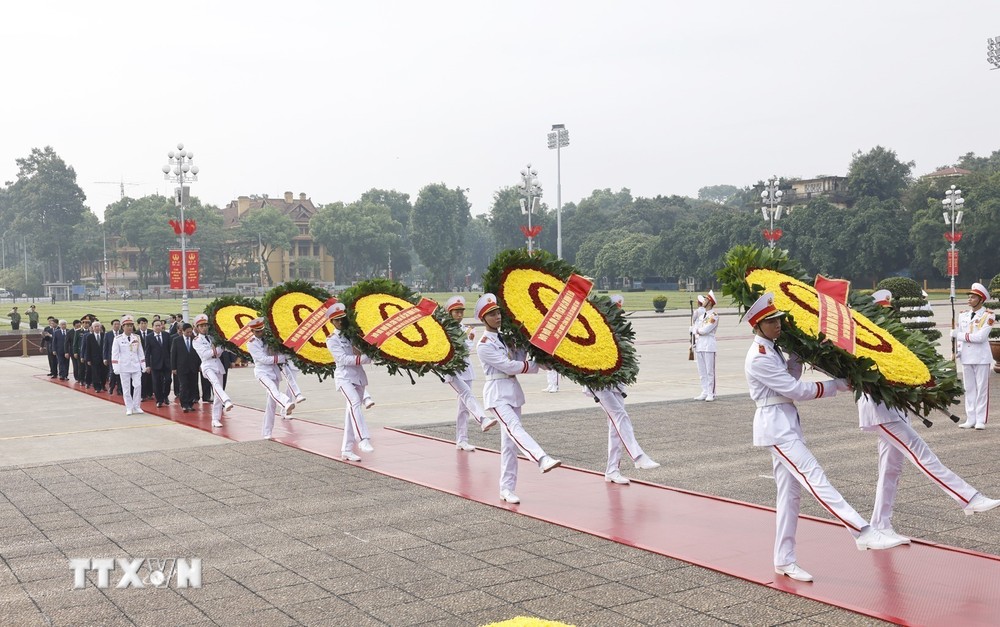 Lãnh đạo Đảng, Nhà nước viếng Chủ tịch Hồ Chí Minh và các anh hùng liệt sĩ