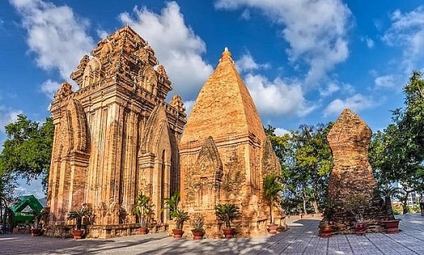 Dưới chân tháp bà Ponagar - Thơ Nhất Mạt Hương