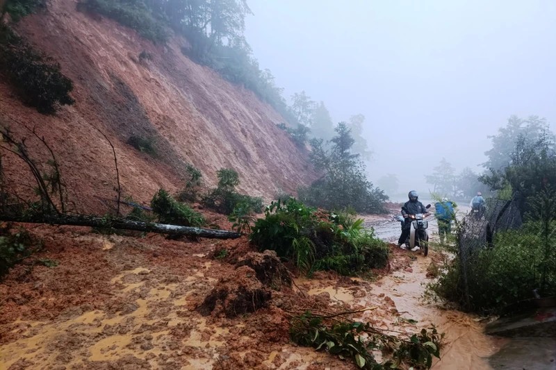 Mưa lũ kéo dài, gây thiệt hại lớn về người và của ở nhiều địa phương