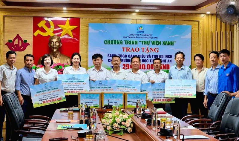 Trao tặng 8 tủ sách cho các trường tiểu học tỉnh Nghệ An