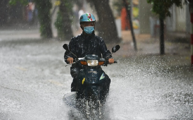 Thời tiết ngày 26/8: Bắc Bộ, Nam Bộ mưa dông; Trung Bộ nắng nóng