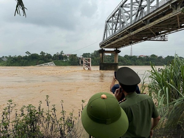 pho thu tuong ho duc phoc co mat tai hien truong cau phong chau phu tho