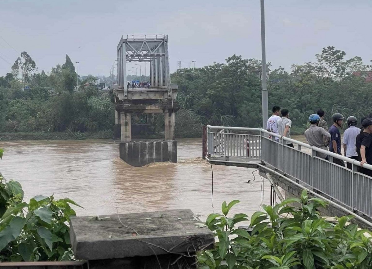 Thủ tướng chỉ đạo: Tập trung khắc phục sự cố sập cầu Phong Châu