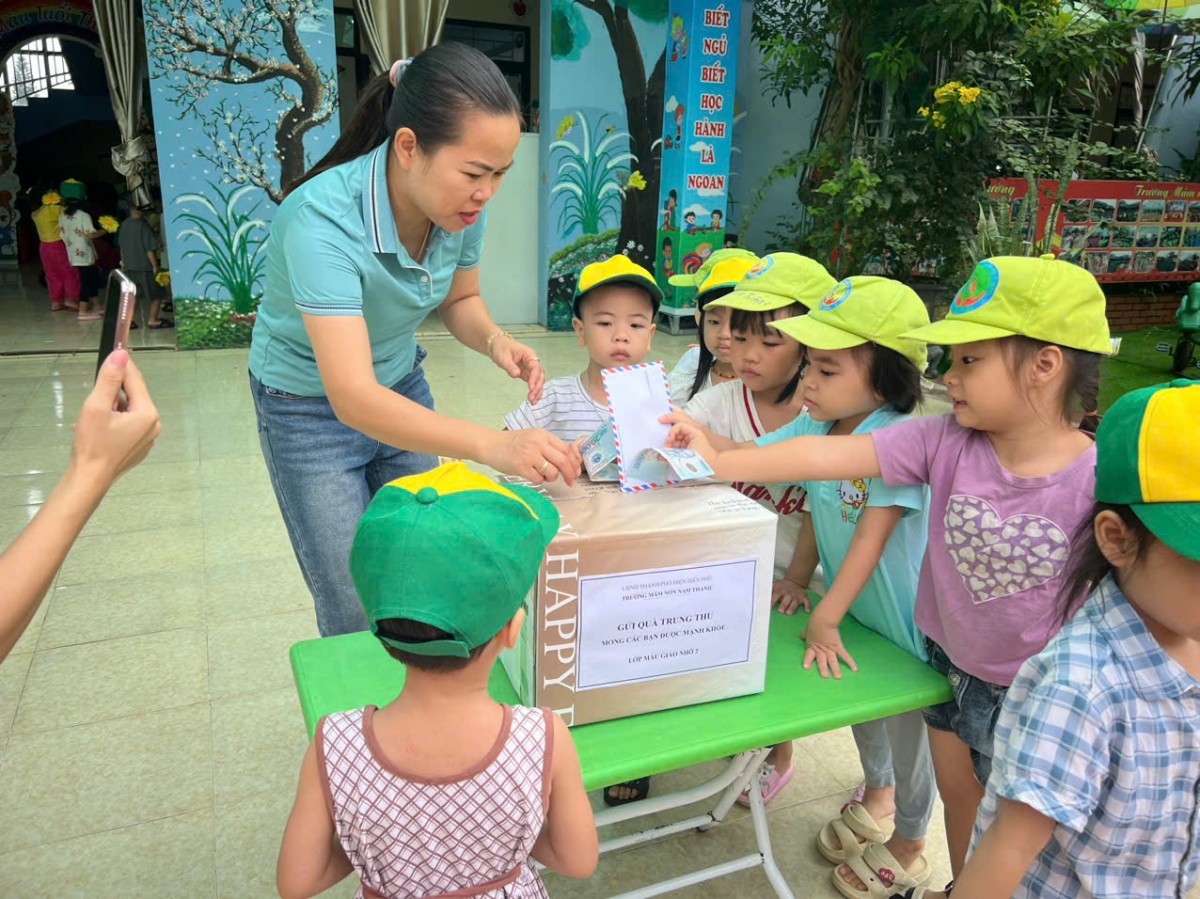 Các học sinh trường Mầm non Nam Thanh, thành phố Điện Biên Phủ ủng hộ đồng bào bị ảnh hưởng do mưa lũ. Ảnh: Internet