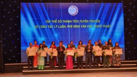 Báo Văn nghệ nhận Tặng thưởng của Ban Bí thư về hoạt động tuyên truyền lý luận, phê bình VHNT năm 2023