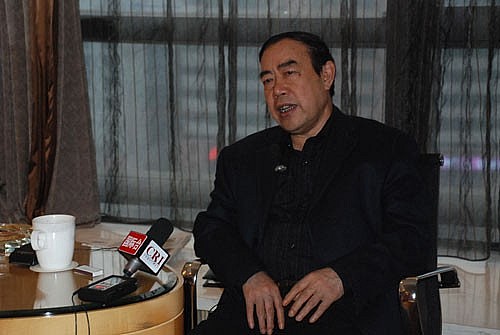 ben le ban thao tan van cua nha van gia binh ao