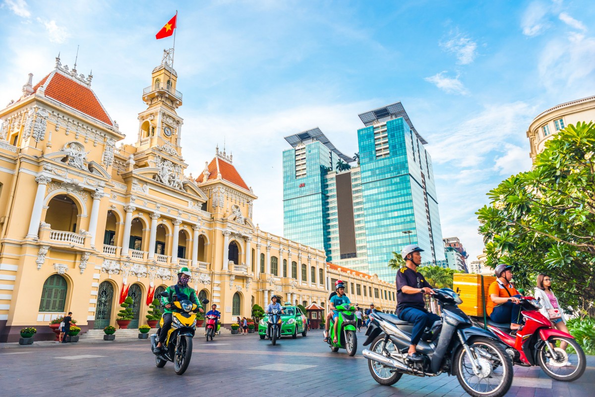 Nam Bộ có mây, có mưa rào và giông vài nơi, chiều tối mai có mưa rào và giông rải rác. Gió nhẹ. 