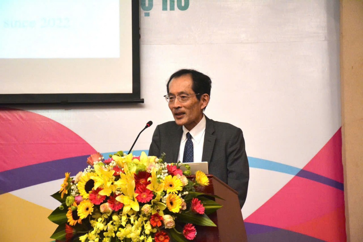 GS.TS Momoki Shiro, Trường Đại học Việt Nhật, Đại học Quốc gia Hà Nội, báo cáo tại hội thảo. Ảnh: T. Huyền