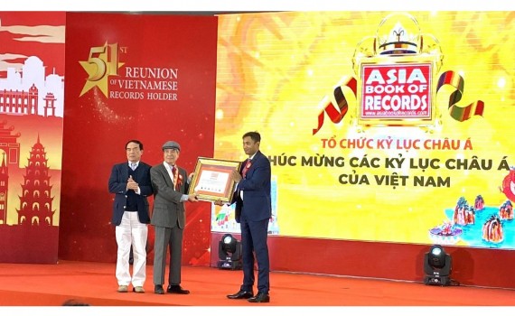 Nhà văn Minh Chuyên được phong tặng danh hiệu Anh hùng lao động