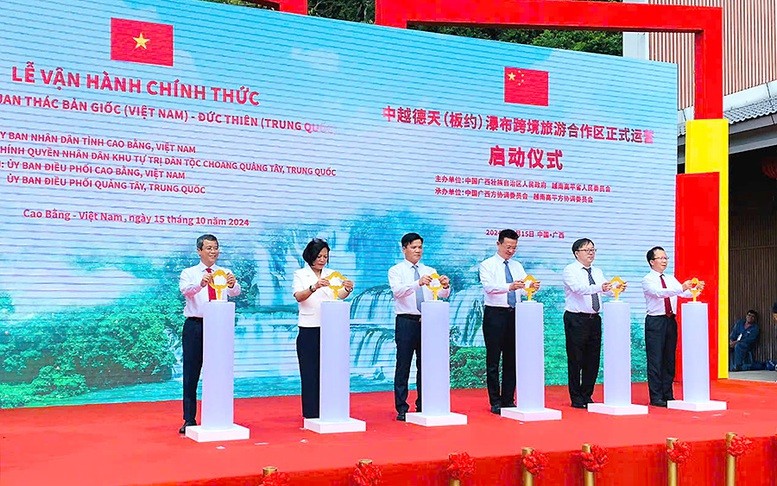 Lãnh đạo hai bên thực hiện nghi thức bấm nút chính thức vận hành Khu cảnh quan thác Bản Giốc (Việt Nam) - Đức Thiên (Trung Quốc). Ảnh: Trung tâm thông tin du lịch (Cục Du lịch Quốc gia Việt Nam)