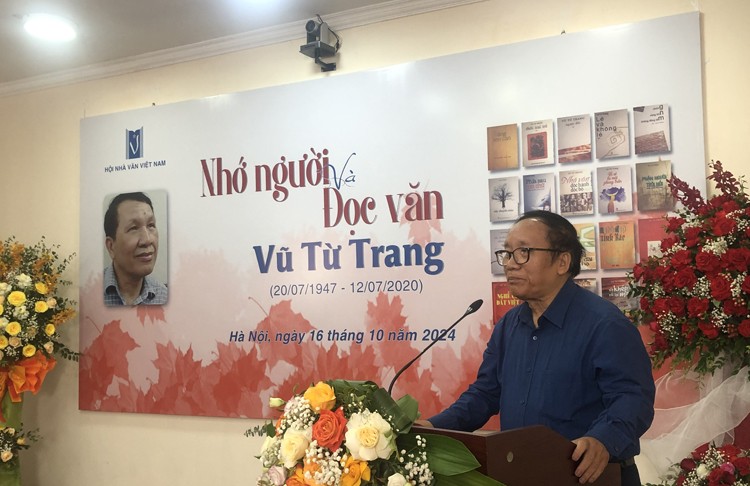 Nhà thơ Trần Đăng Khoa, Phó Chủ tịch Hội Nhà văn Việt Nam phát biểu đề dẫn buổi toạ đàm. Ảnh: V.T