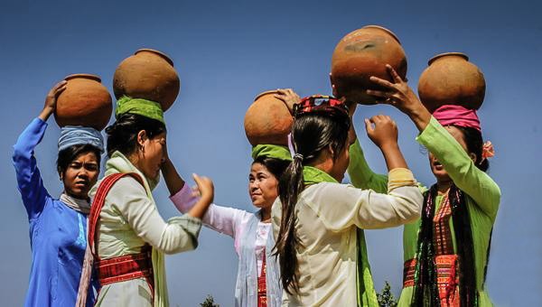 Bài thơ "Người đàn bà đội nước" của Đoàn Xuân Hoà