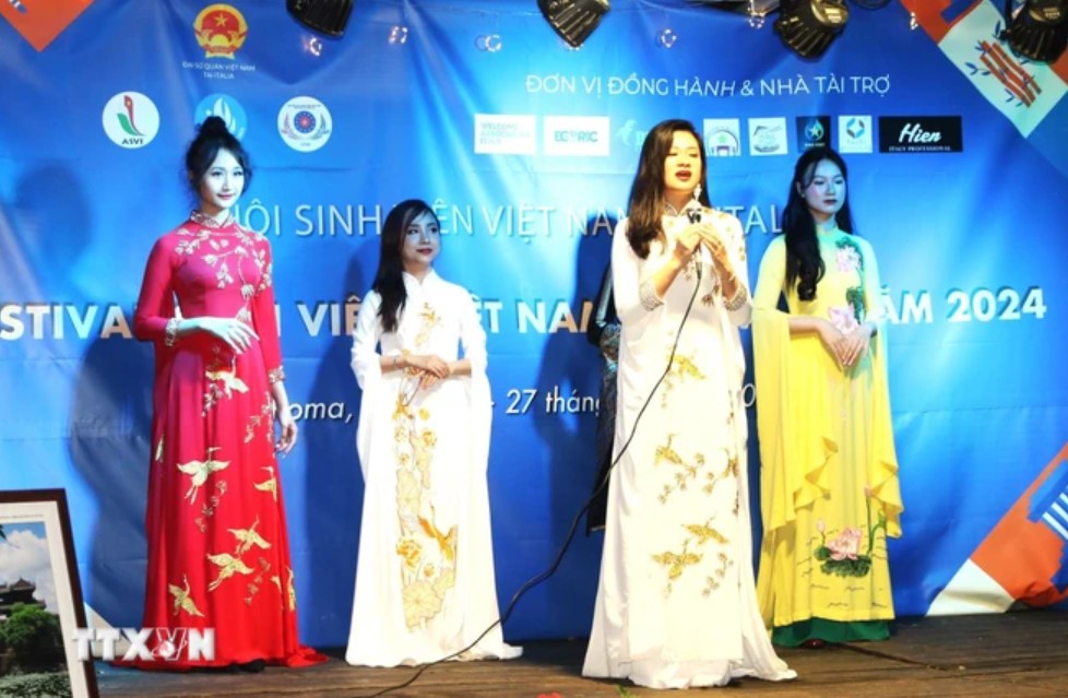 Du học sinh, sinh viên Việt Nam tại Italy biểu diễn thời trang tại Festival sinh viên Việt Nam tại Italy 2024. Ảnh: Nguồn TTXVN