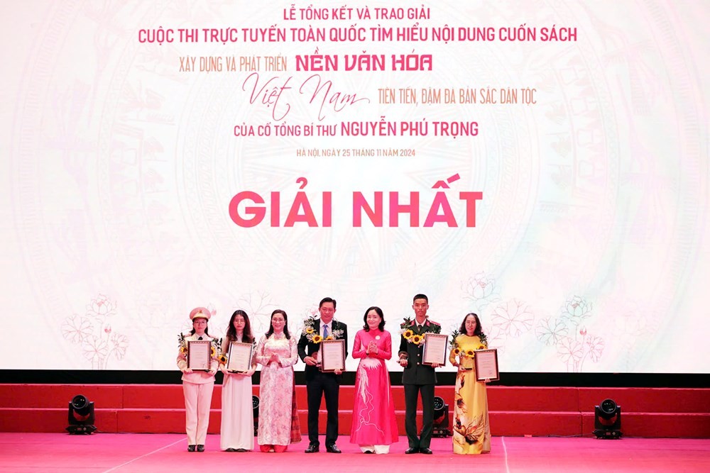 Phó Trưởng Ban Tuyên giáo Trung ương Đinh Thị Mai, Thứ trưởng Bộ VHTTDL Trịnh Thị Thủy trao giải Nhất cho các thí sinh. Ảnh: BTC