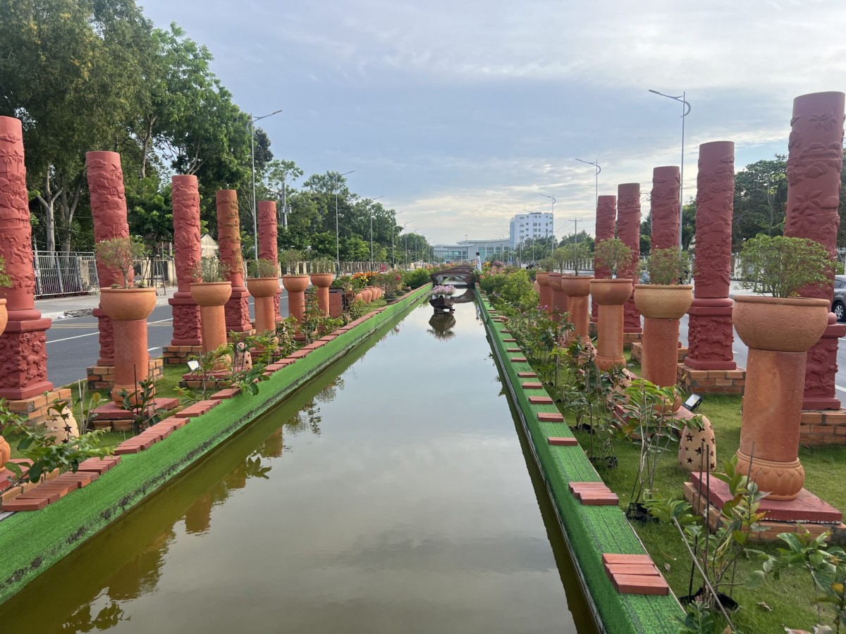 Đoàn nhà văn dâng hương Văn Thánh miếu Vĩnh Long