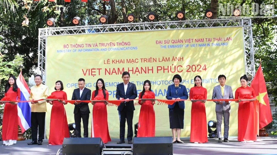 Lễ cắt băng khai mạc Triển lãm ảnh “Việt Nam hạnh phúc - Happy Vietnam” năm 2024 tại thủ đô Bangkok, Thái Lan. Ảnh nguồn: Báo Nhân Dân điện tử