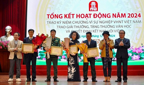 hoi nha van ha noi trao giai thuong van hoc va ket nap hoi vien moi nam 2024