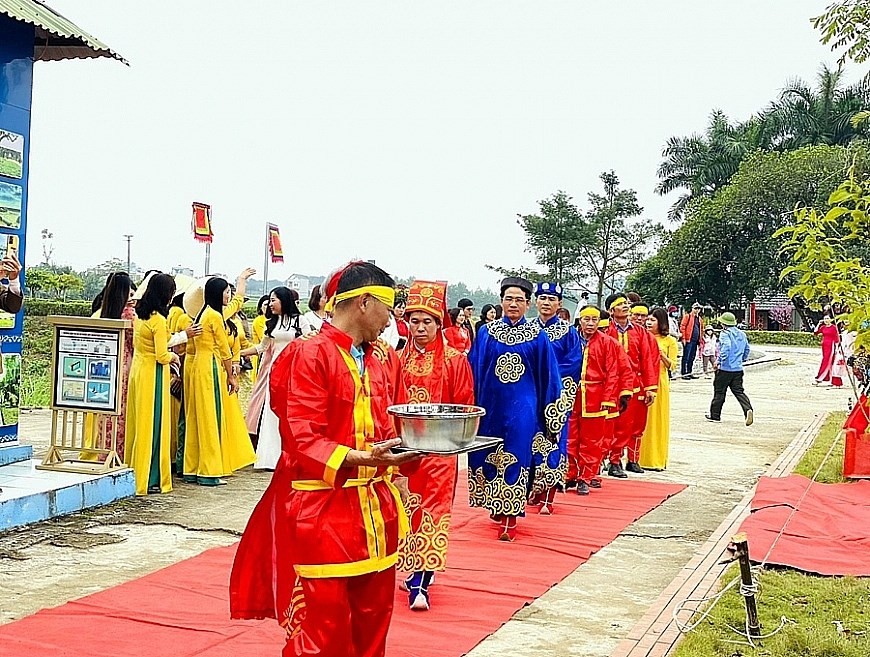 Nghi lễ thả cá chép Tết ông Công ông Táo tại di sản Thành nhà Hồ dịp Tết nguyên đán hàng năm góp phần gìn giữ, bảo tồn các giá trị văn hóa truyền thống. Ảnh: TTVH Thành nhà Hồ