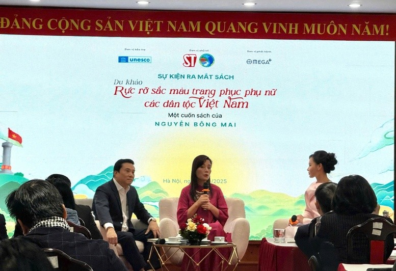 Giao lưu ra mắt sách Du khảo: Rực rỡ sắc màu trang phục phụ nữ các dân tộc Việt Nam (song ngữ Việt - Anh) của tác giả Nguyễn Bông Mai. Ảnh: VGP