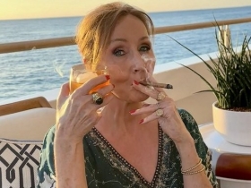 Tác giả J.K. Rowling bị gọi là "kẻ thua cuộc tàn ác"