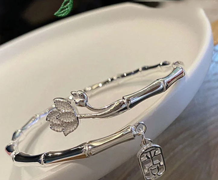 chiec vong tay ki la truyen ngan cua nong quoc lap