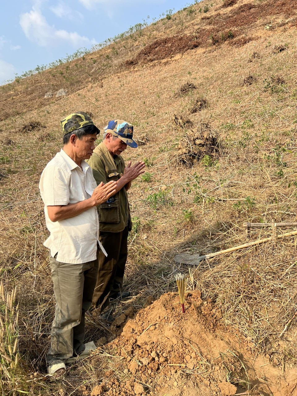 Những cựu binh già muốn quên chiến tranh nhưng không bao giờ lãng quên đồng đội