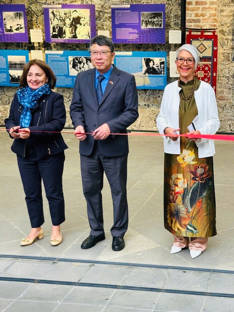 Khai mạc triển lãm 