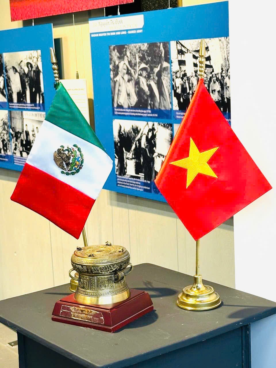 Khai mạc triển lãm 