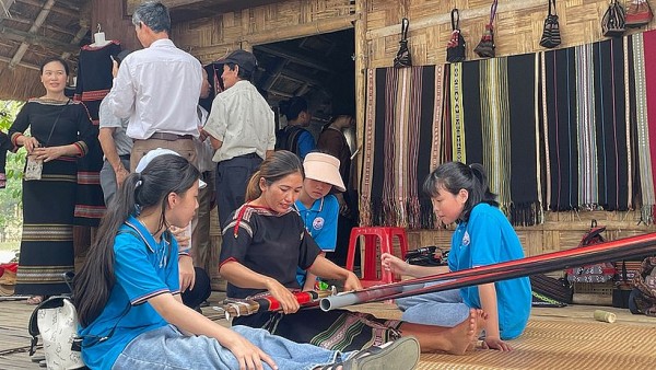 chuong trinh trai nghiem thang tam tai lang van hoa du lich cac dan toc viet nam